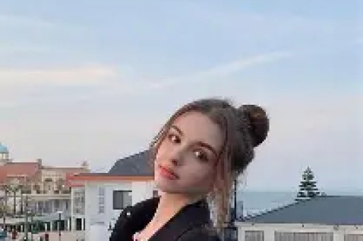 知名女网红翻车每天收入几万礼物却被曝光是AI生成的人物