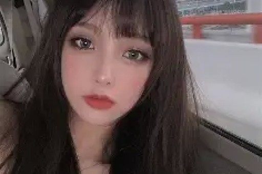 刚分手一周！八卦媒体爆料：维尼修斯在私人场所与数位女性聚会